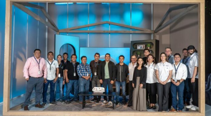 En este set, Fundación TCS recrea un ambiente familiar y acogedor, para amplificar el impacto social e inspirar a más salvadoreños a transformar su entorno.