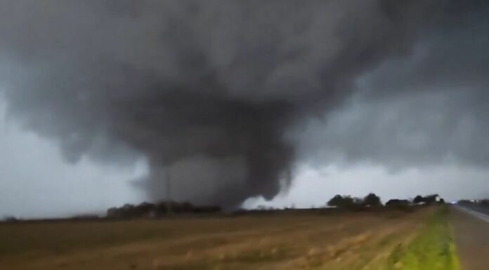Al menos dos personas murieron por tormentas y tornados en el centro y sur de Estados Unidos, informaron las autoridades locales.