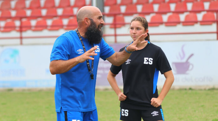 La FESFUT anunció que abrió un expediente disciplinario a Acuña tras conocerse un posible caso de agresión sobre las jugadoras.