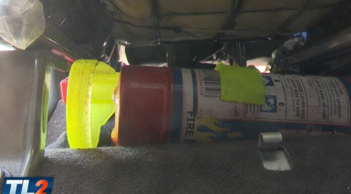 Expertos advierten que dejar productos inflamables dentro de un vehículo podría llegar al punto de causar una explosión.