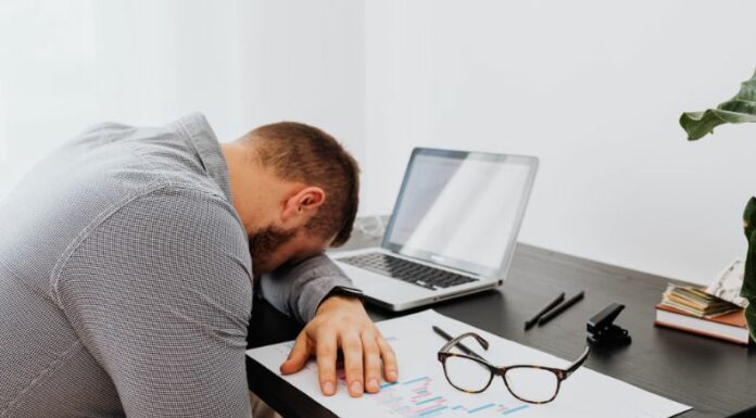 Descansar se ha vuelto un desafío en una sociedad centrada en la productividad, pero ignorarlo impacta nuestra salud física y emocional.