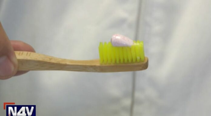 Usar el mismo cepillo de dientes por un tiempo muy prolongado puede causar problemas no solo en la salud bucal.