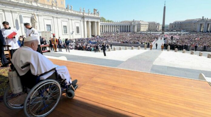 El papa Francisco sorprendió este domingo a miles de feligreses que estaban en la Plaza de San Pedro del Vaticano.