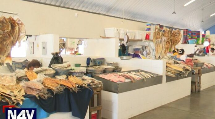 Según los comerciantes, los visitantes llegan hasta El Puerto de La Libertad para comprar el producto de la temporada: ¡el pescado seco!
