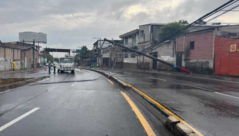 Agentes de Tránsito orientan el tráfico vehicular tras la caída de un poste en el bulevar Venezuela.