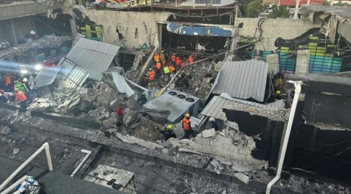 El techo de la discoteca Jet Set en Santo Domingo colapsó esta madrugada durante la presentación del merenguero Rubby Pérez, causando la muerte de al menos 58 personas y decenas de heridos.