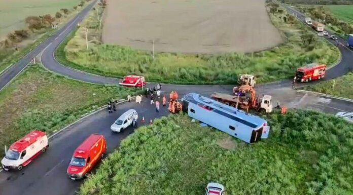Un autobús de pasajeros volcó en el sureste de Brasil en las primeras horas del martes, cobrando la vida de al menos diez personas.