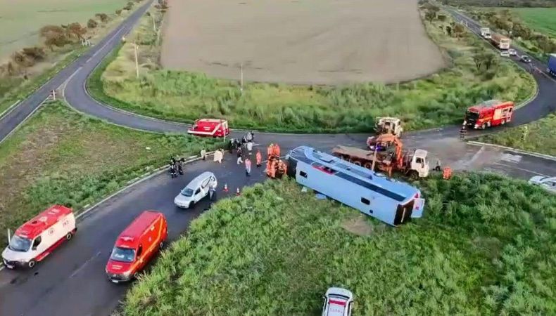 Un autobús de pasajeros volcó en el sureste de Brasil en las primeras horas del martes, cobrando la vida de al menos diez personas.