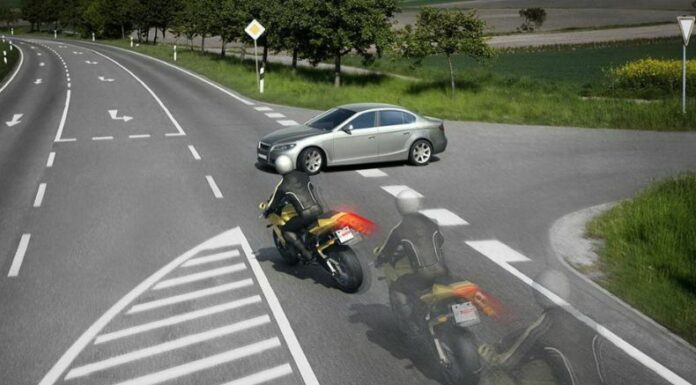 Saber cómo realizar un frenado de emergencia adecuado es fundamental para que los motociclistas puedan prevenir accidentes de tránsito.