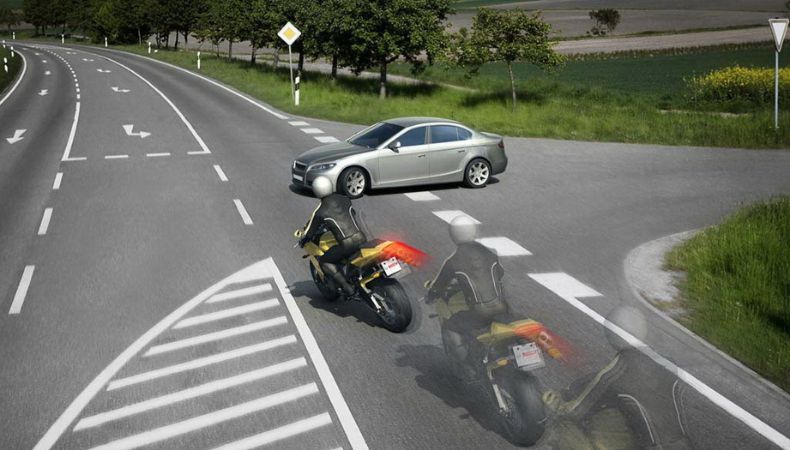 Saber cómo realizar un frenado de emergencia adecuado es fundamental para que los motociclistas puedan prevenir accidentes de tránsito.