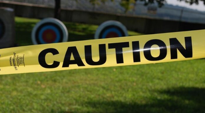 El cuerpo de una mujer fue localizado en la orilla de un río, por lo que las autoridades iniciaron las investigaciones.