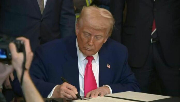 El mandatario de Estados Unidos, Donald Trump, firmó cuatro decretos para “potenciar la minería de carbón”.