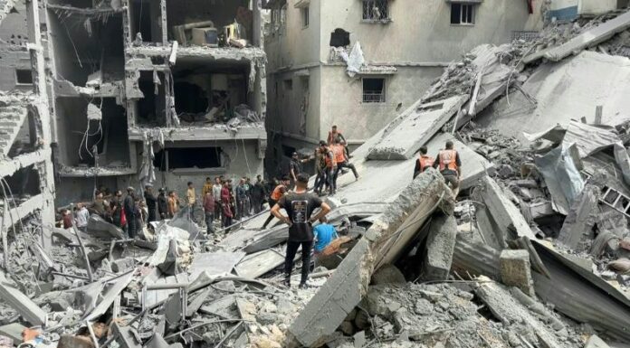 Israel bombardeó este miércoles un edificio residencial en Gaza que dejó más de 20 personas fallecidas y varios heridos.