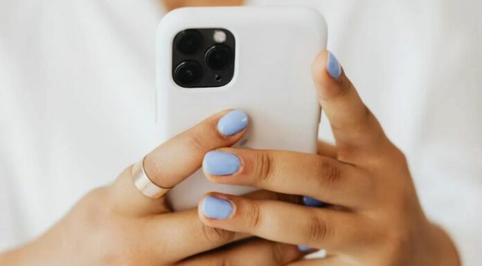 Algunos expertos explican las señales que pueden identificar si el uso del celular se convierte en una dependencia diaria en las personas.