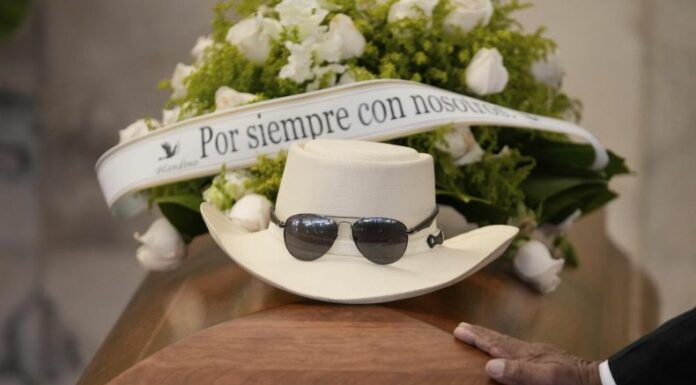 Durante el funeral, su hija Zulinka Pérez interpretó la última canción que su padre entonó antes de morir. El trágico colapso de la discoteca Jet Set, en Santo Domingo, ha dejado al menos 221 fallecidos.