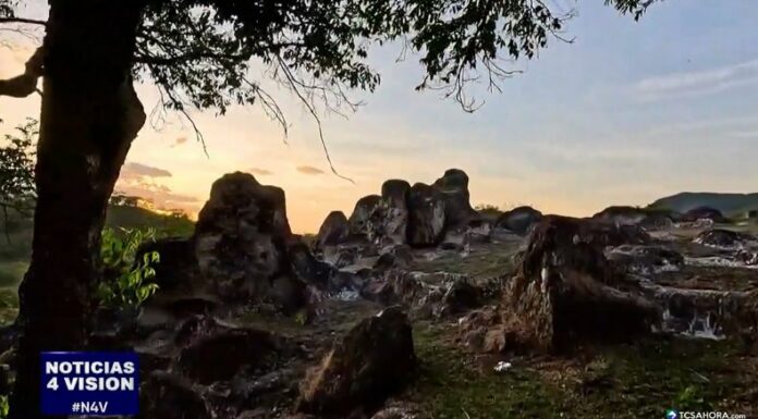 Extrañas formaciones rocosas captan la atención de los habitantes de Chalatenango, quienes afirman que podrían ser rocas alienígenas.
