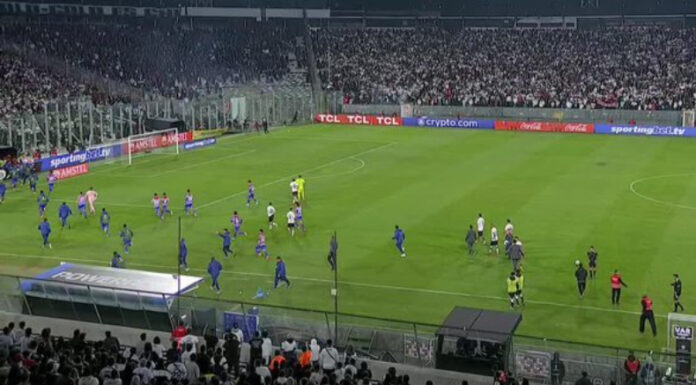 Los aficionados del Colo Colo murieron tras una avalancha debido a incidentes entre la policía y los fanáticos del equipo chileno.