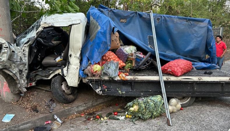 Cinco personas lesionadas tras choque de camión en carretera al Aeropuerto