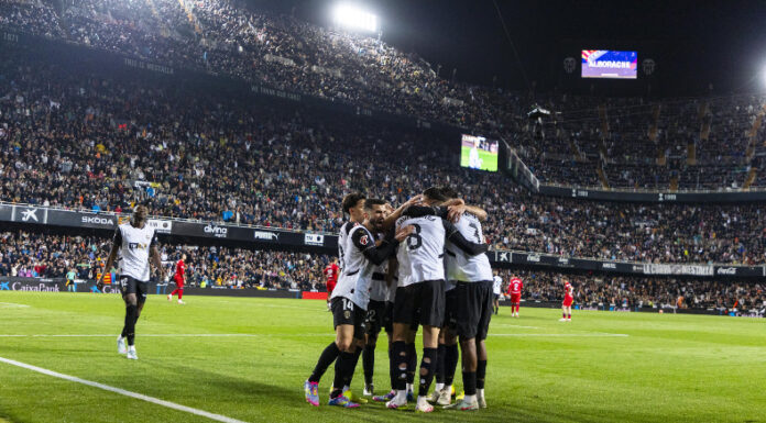 El Valencia derrotó al Sevilla para lograr su tercera victoria consecutiva y sueña con salvarse del descenso en el campeonato español.