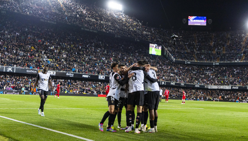 El Valencia derrotó al Sevilla para lograr su tercera victoria consecutiva y sueña con salvarse del descenso en el campeonato español.