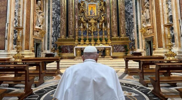 El Papa Francisco visitó este sábado la Basílica de Santa María la Mayor para rendir homenaje a la imagen de la Salus Populi Romani, antes del inicio de la Semana Santa.