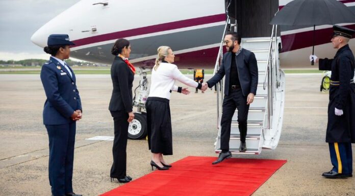 Casa Presidencial de El Salvador confirmó la llegada del mandatario salvadoreño a suelo estadounidense quien fue recibido por la embajadora de El Salvador ante Washington, Milena Mayorga.