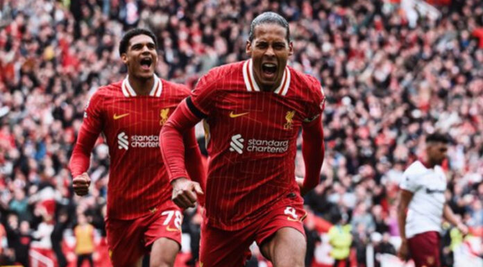 Liverpool venció sobre el final al West Ham y quedó a una victoria del título de la Premier League Inglesa luego del empate del Arsenal.