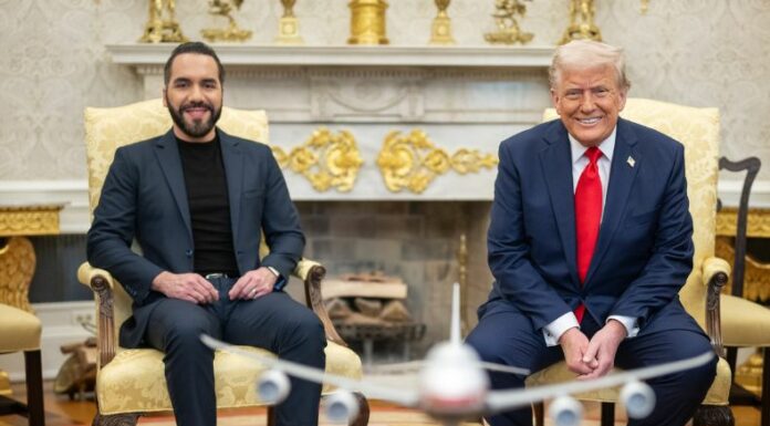 La visita del presidente Nayib Bukele a la Casa Blanca tiene un fuerte simbolismo político, aseguran analistas políticos.
