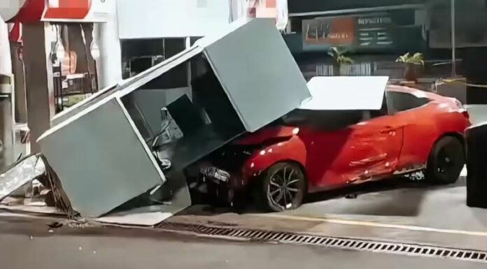 Un motociclista resultó gravemente herido tras ser embestido por un vehículo que luego impactó contra una gasolinera en San Salvador.