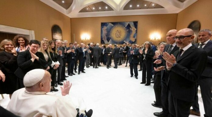 El papa Francisco les agradeció las atenciones y la asistencia recibida y les aseguró sus oraciones, para luego dirigirles su saludo individual.