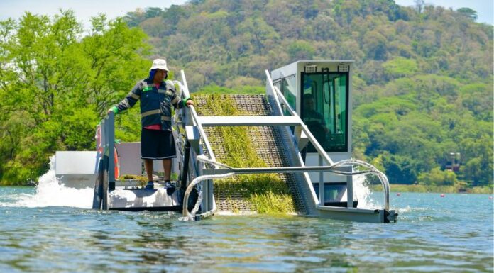 Inicia proceso de recolección mecánica de algas en lago de Coatepeque.