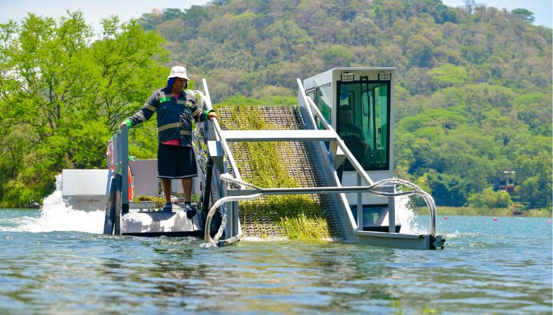 Inicia proceso de recolección mecánica de algas en lago de Coatepeque   