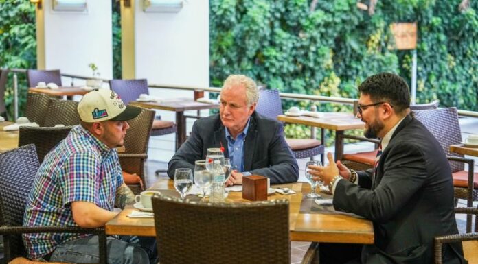 El senador demócrata por Maryland confirmó en su cuenta de X la reunión con el salvadoreño Kilmar Ábrego, deportado de EEUU y detenido en el CECOT.