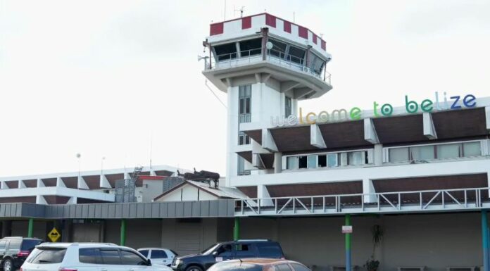 Un ciudadano estadounidense armado con un cuchillo intentó secuestrar un pequeño avión en Belice, pero fue abatido a tiros por un pasajero.