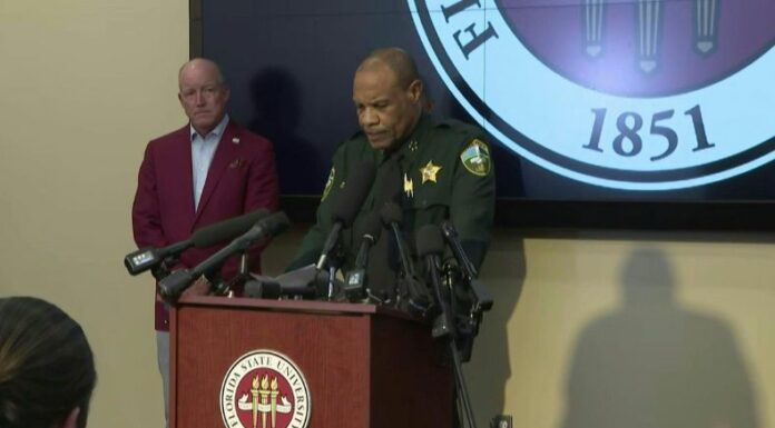 Dos personas fallecieron luego de que el hijo de una funcionaria policial abriera fuego en la Universidad Estatal de Florida, en la ciudad de Tallahasse, según la policía local.