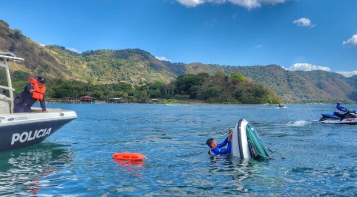 Turistas fueron rescatados por agentes de la Politur, luego de que una moto acuática en la que viajaban volcara en el lago de Coatepeque.