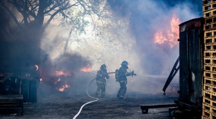Un fuerte incendio se registró este mediodía en un taller automotriz. Bomberos y elementos de Protección Civil atendieron la emergencia.