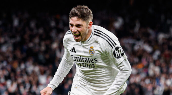 Real Madrid todavía sueña con el título de liga tras vencer al Athletic de Bilbao con un gol en tiempo agregado de Valverde.