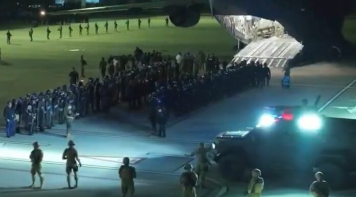 Presidente Bukele dice que venezolanos deportados y detenidos en El Salvador cometieron delitos, pero los presos políticos en Venezuela solo se opusieron a Maduro.