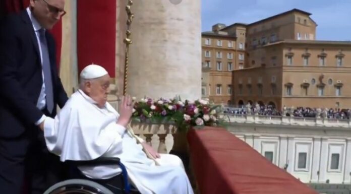 El papa Francisco impartió su bendición desde el balcón de la Basílica de San Pedro y recorrió la plaza, rodeado de miles de fieles.