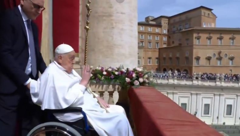 El papa Francisco impartió su bendición desde el balcón de la Basílica de San Pedro y recorrió la plaza, rodeado de miles de fieles.