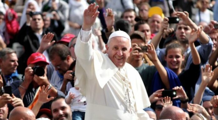 Desde su histórica oración en soledad durante la pandemia hasta su último recorrido en papamóvil, el papa Francisco deja un legado marcado por la cercanía con el pueblo.
