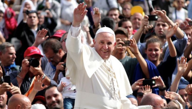 Desde su histórica oración en soledad durante la pandemia hasta su último recorrido en papamóvil, el papa Francisco deja un legado marcado por la cercanía con el pueblo.