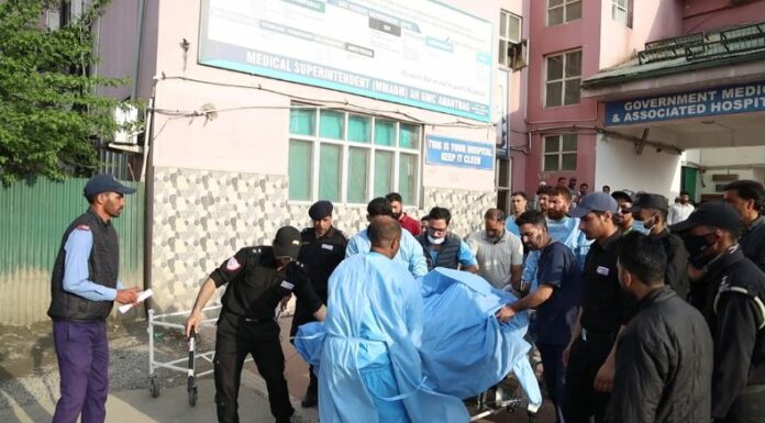 Al menos 24 personas murieron en Cachemira, región administrada por la India, luego de que hombres armados abrieran fuego contra un grupo de turistas.