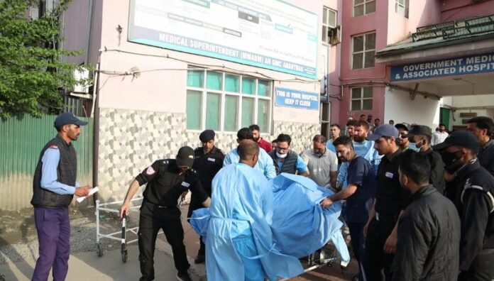 Al menos 24 personas murieron en Cachemira, región administrada por la India, luego de que hombres armados abrieran fuego contra un grupo de turistas.