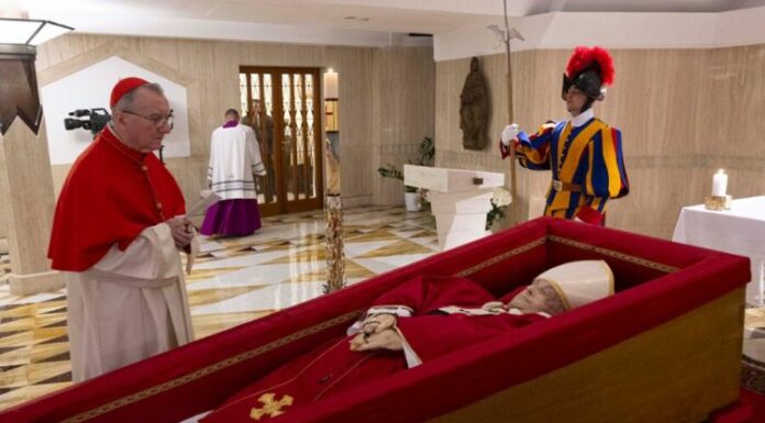 Los funerales del Papa Francisco son muy distintos a los de sus antecesores inmediatos, los pontífices Juan Pablo II en 2005 y Benedicto XVI en 2023.