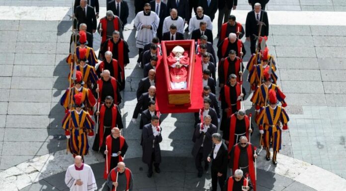 Hoy se llevó a cabo el rito de traslación del féretro del Papa Francisco a la Basílica de San Pedro para que la feligresía pueda darle el último adiós al jerarca de la iglesia católica.