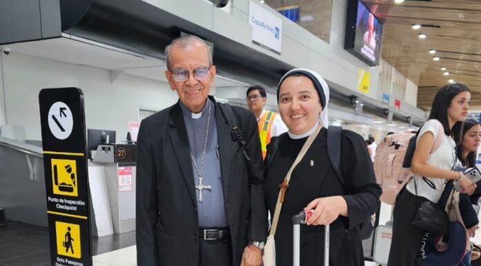 El cardenal salvadoreño Gregorio Rosa Chávez se dirige a Roma para participar en las exequias del papa Francisco.