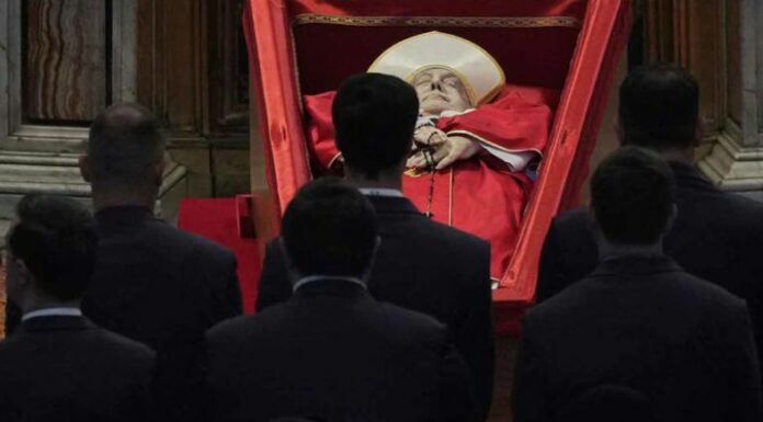 Lo que debía ser una despedida espiritual, se ha convertido para algunos en una oportunidad para acumular ‘likes’.