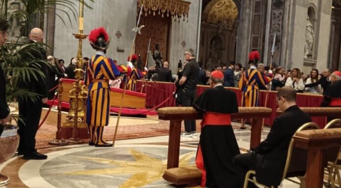 El cardenal Gregorio Rosa Chávez ya se encuentra en la Ciudad del Vaticano para asistir mañana al funeral del papa Francisco.